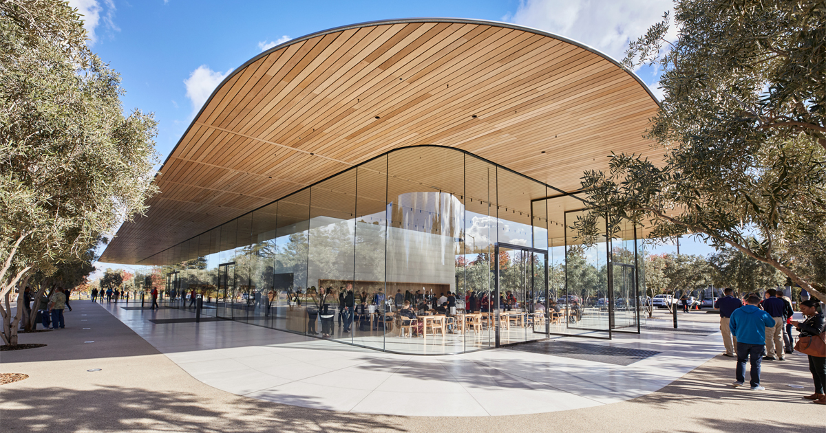 Apple Park Visitor Center mit Glasfassade in Cupertino, Kalifornien.