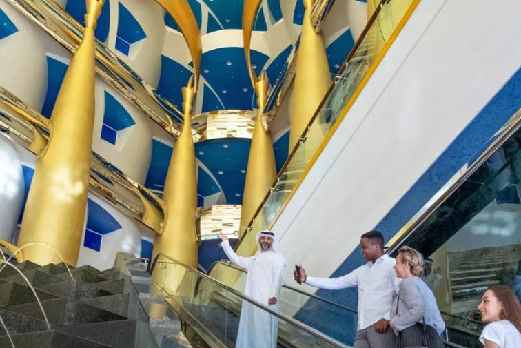 Burj Al Arab Hotel innen und Edelstahldekoration.