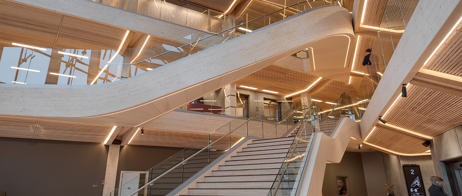 Treppenrolltreppen aus Edelstahl und Glas im Inneren des Bürogebäudes von unten.