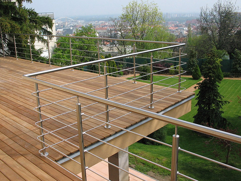 Wie Edelstahlgeländer Ihrer Terrasse oder Ihrem Balkon ein luftiges und großes Gefühl verleihen