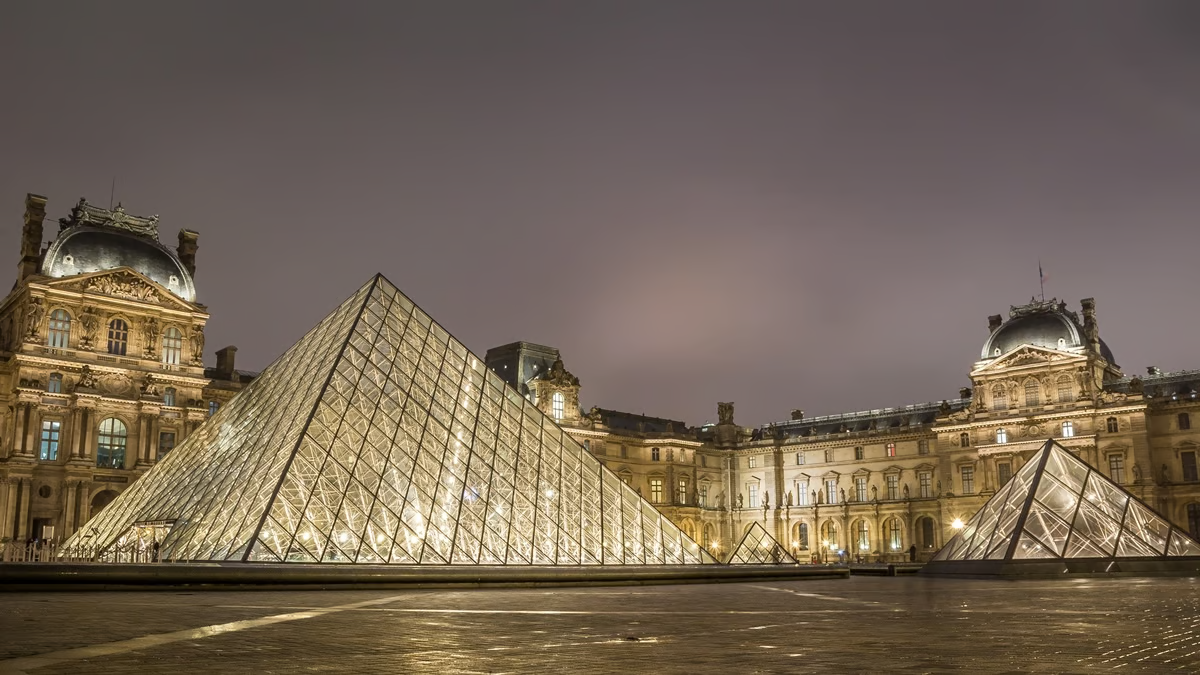 Die Louvre-Pyramide mit Edelstahlkonstruktionen bei Nacht.