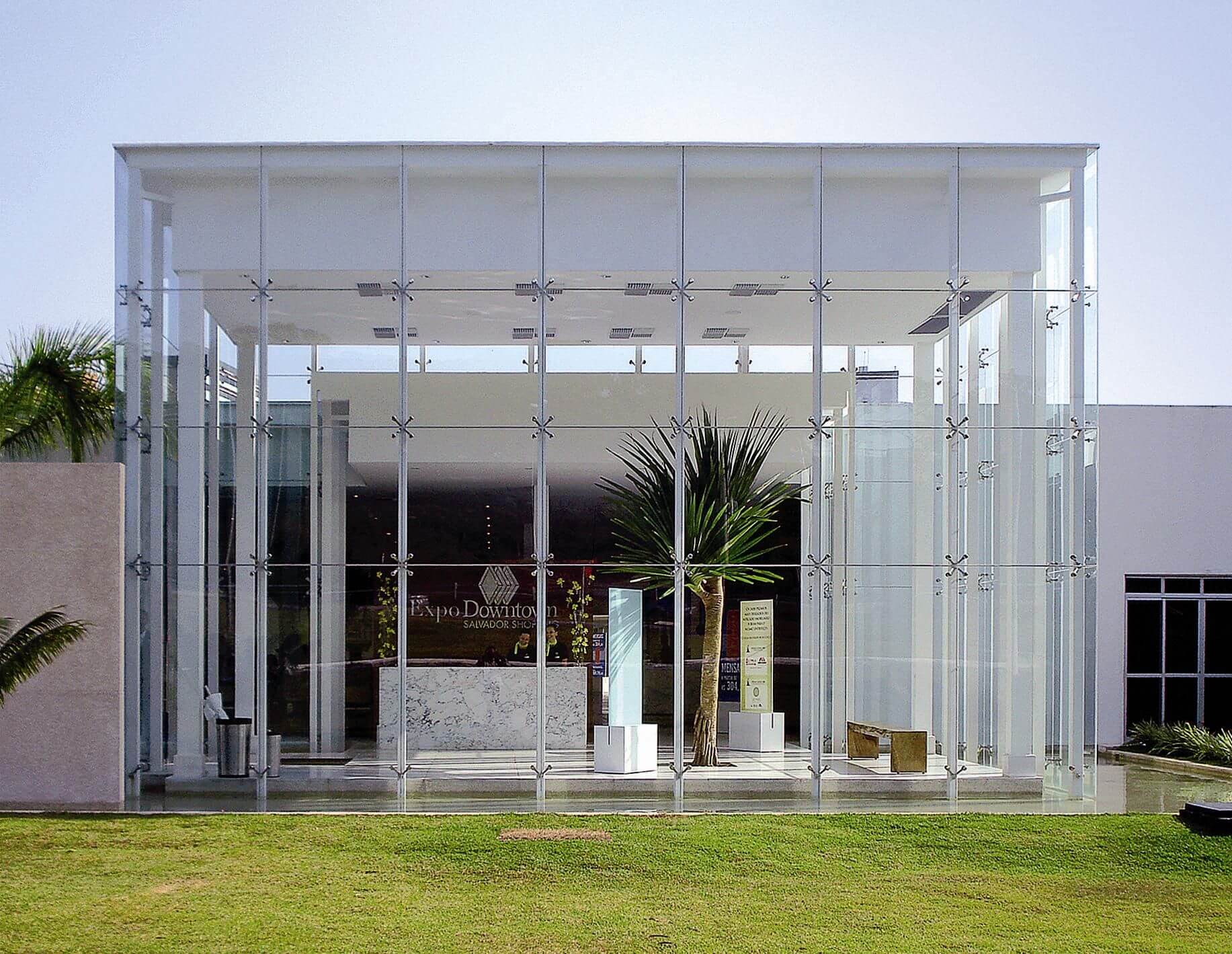 Glashaus mit Spinnenkrallen-Vorhangfassade aus Edelstahl.