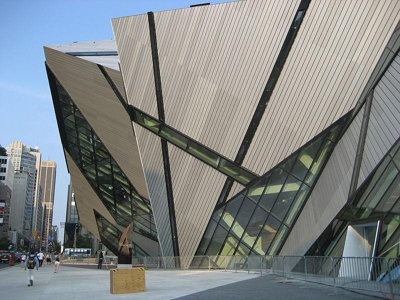 Das Royal Ontario Museum in Toronto verfügt über eine moderne Kristallfassade und historische Architektur.